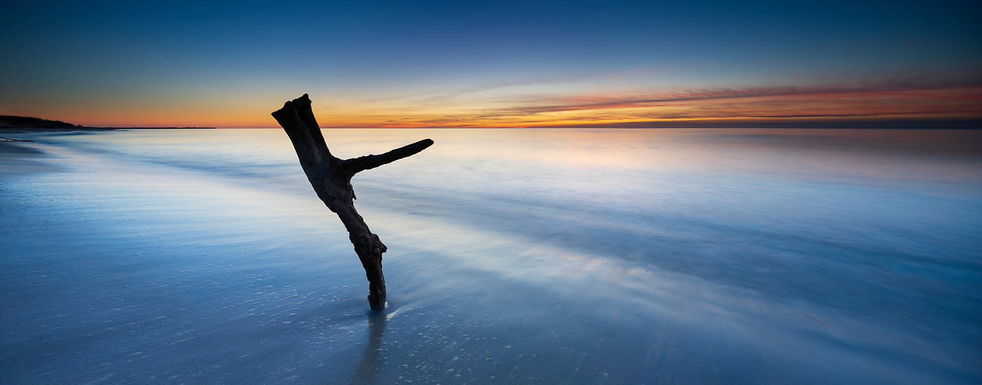 Panorama, Abendrot am Strand der Ostsee, Ast steckt im Sand, Halbinsel Fischland-Darß-Zingst, Nationalpark Vorpommersche Boddenlandschaft, Mecklenburg-Vorpommern, Deutschland Panorama, Abendrot am Strand der Ostsee, Ast steckt im Sand, Halbinsel Fischland-Darß-Zingst, Nationalpark Vorpommersche Boddenlandschaft, Mecklenburg-Vorpommern, Deutschland